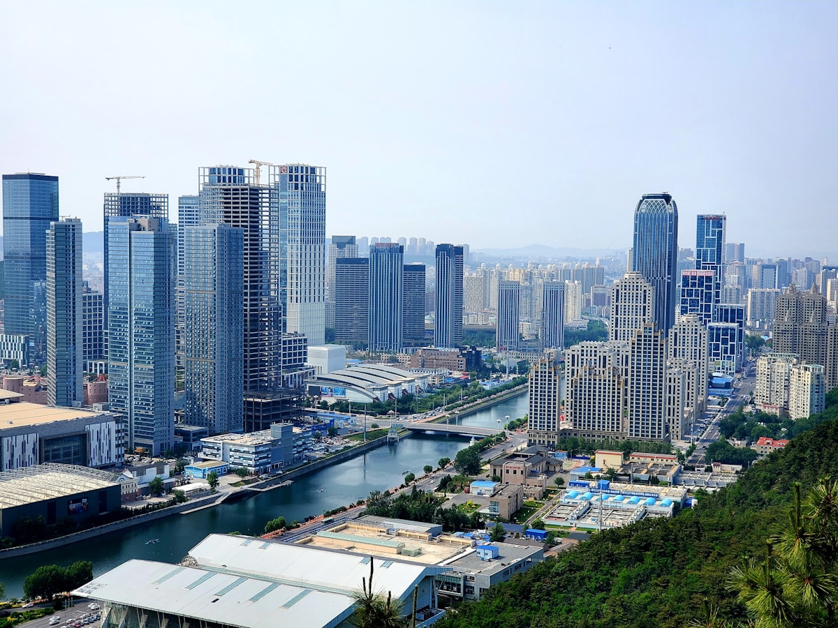 大連の近代的な都市景観と高層ビル